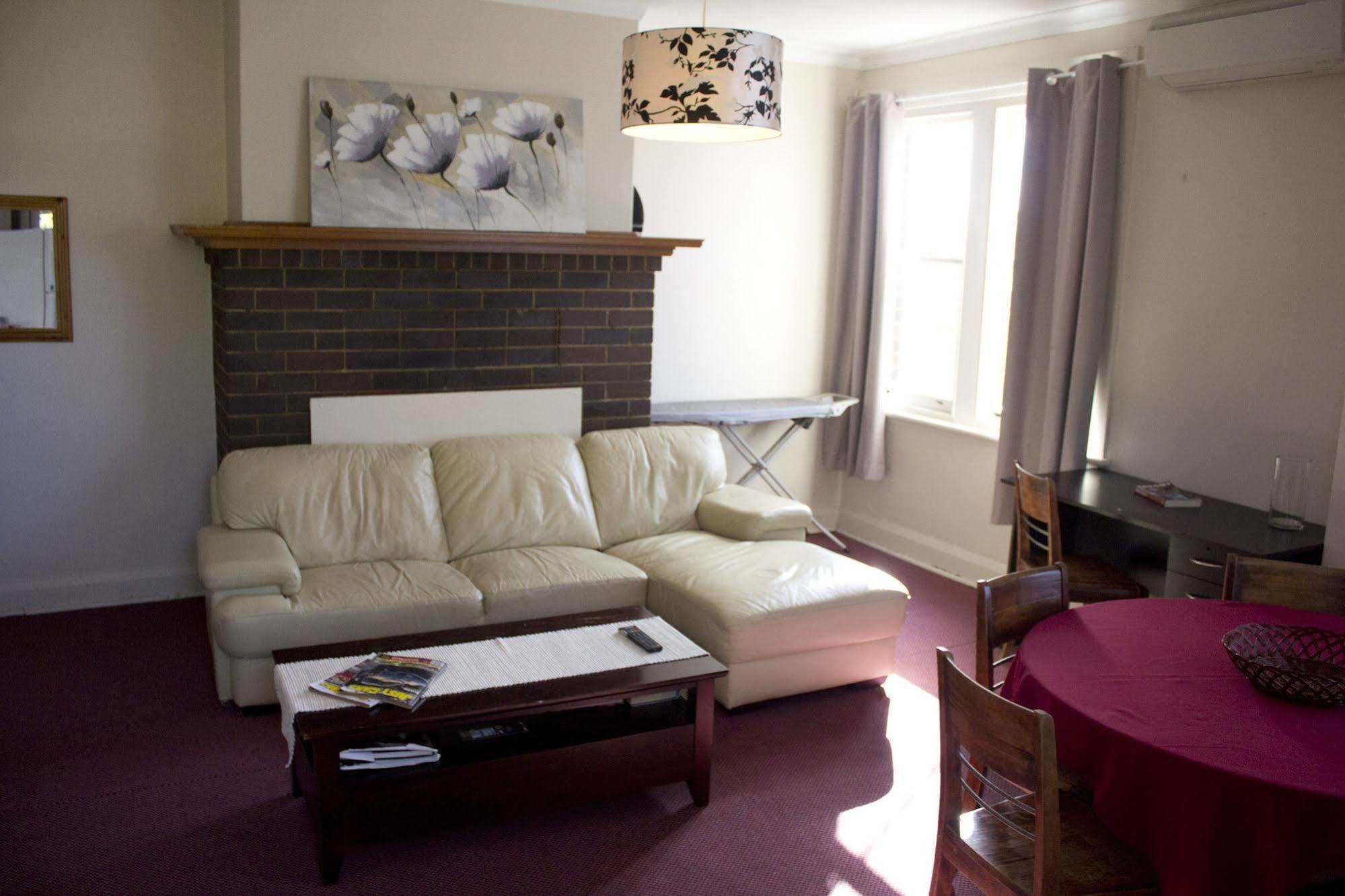 Court House Hotel Boorowa Екстер'єр фото