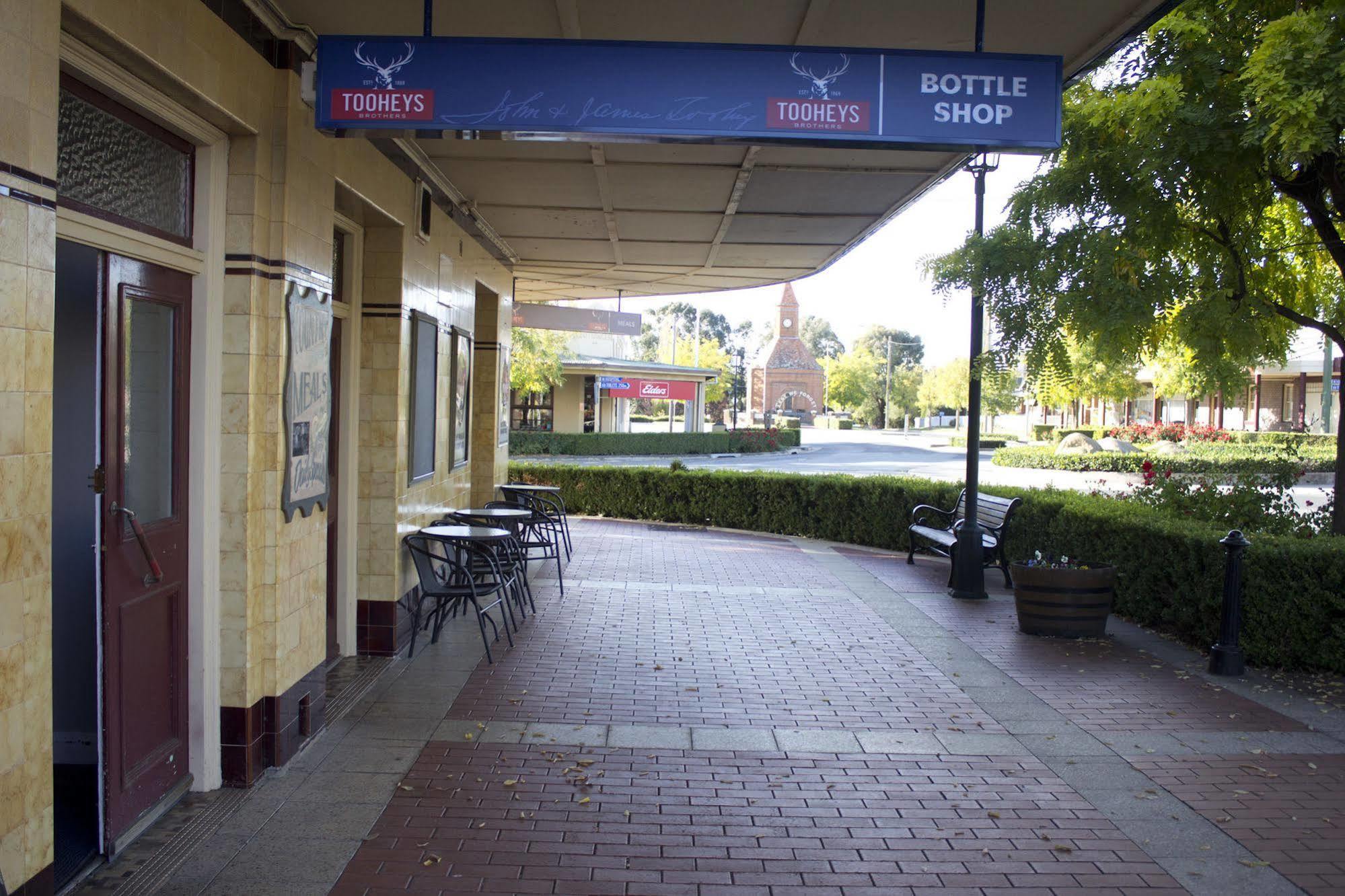 Court House Hotel Boorowa Екстер'єр фото